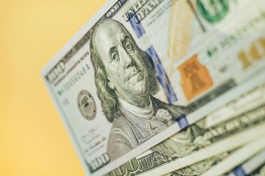 Dolarlar Yakın Konsept. Sarı arka planda Amerikan Doları Nakit Para.