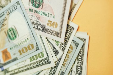 Dolarlar Yakın Konsept. Sarı arka planda Amerikan Doları Nakit Para.