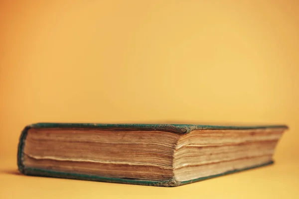 Sarı Arka Plandaki Güzel Eski Kitabı Kapat — Stok fotoğraf