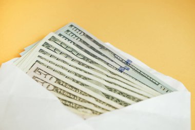 Zarftaki sarı arka plandaki Güzel Dolarlar 'ı kapat. Amerikan, Amerikan Doları Nakit Para. Yüz Dolarlık Banknotlar .