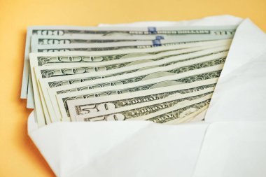 Zarftaki sarı arka plandaki Güzel Dolarlar 'ı kapat. Amerikan, Amerikan Doları Nakit Para. Yüz Dolarlık Banknotlar .