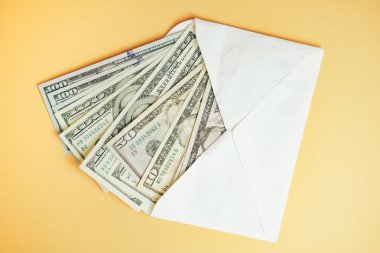 Zarftaki sarı arka plandaki Güzel Dolarlar 'ı kapat. Amerikan, Amerikan Doları Nakit Para. Yüz Dolarlık Banknotlar .