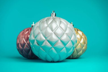 Aquamarine arka planında üç güzel Noel balosu..