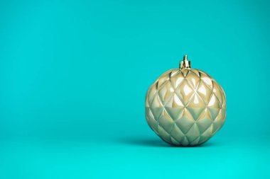 Aquamarine arka planında altın bir Noel balosu..