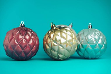 Aquamarine arka planında üç güzel Noel balosu..