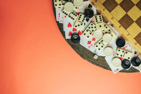 棋盘上各式棋盘 扑克牌 木桌上的多米诺骨牌 桃子背景 — 图库照片