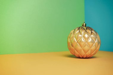 Sarı bir masa ve yeşil mavi bir arka planda güzel bir Noel balosu..