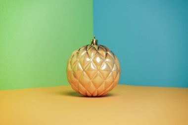 Sarı bir masa ve yeşil mavi bir arka planda güzel bir Noel balosu..