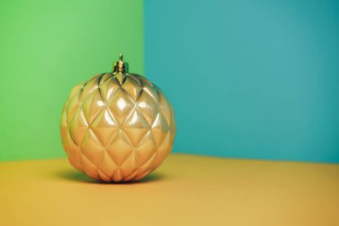 Sarı bir masa ve yeşil mavi bir arka planda güzel bir Noel balosu..