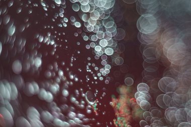 Kırmızı beyaz ve karanlık arka planda güzel bir ışık çakışıyor..