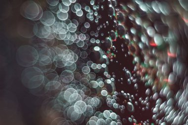 Kırmızı beyaz ve karanlık arka planda güzel bir ışık çakışıyor..