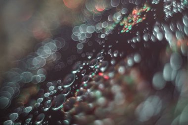 Kırmızı beyaz ve karanlık arka planda güzel bir ışık çakışıyor..