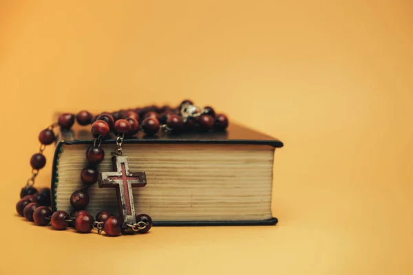 Sacra Bibbia Con Vecchie Perline Tavolo Sfondo Giallo Concetto Religioso — Foto Stock
