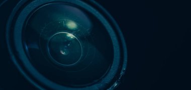 Toz al ve kameranın merceğini sıyır. Akıllı telefon arkaplanı. Makro görünüm.