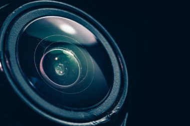 Toz al ve kameranın merceğini sıyır. Akıllı telefon arkaplanı. Makro görünüm.