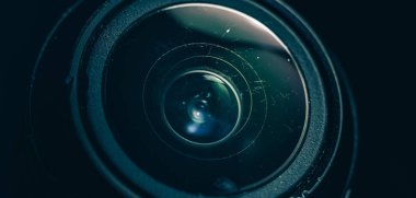 Toz al ve kameranın merceğini sıyır. Akıllı telefon arkaplanı. Makro görünüm.