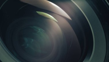 Siyah arka plandaki güzel kamera lenslerini kapat. Makro manzara.