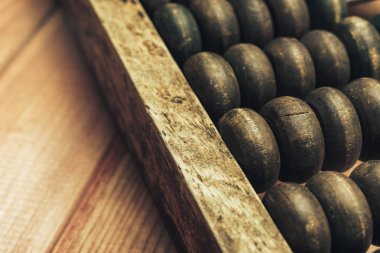 Eski güzel ahşap abaküsü kapat. Kırmızı ahşap masa. Makro görünüm.