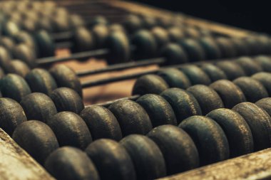 Eski güzel ahşap abaküsü kapat. Kırmızı ahşap masa. Makro görünüm.