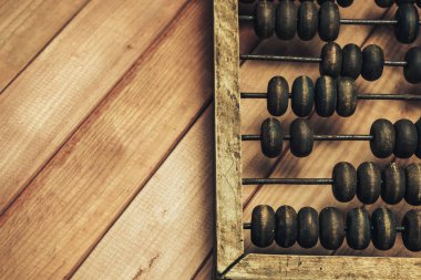 Eski güzel ahşap abaküs. kırmızı tahta masa.