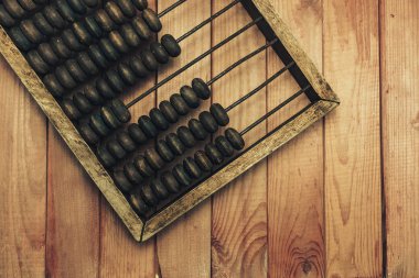 Eski güzel ahşap abaküs. kırmızı tahta masa.