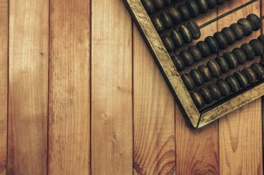 Eski güzel ahşap abaküs. kırmızı tahta masa.