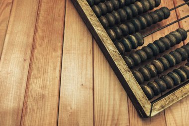 Eski güzel ahşap abaküs. kırmızı tahta masa.