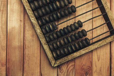 Eski güzel ahşap abaküs. kırmızı tahta masa.