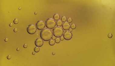 Sarı bir arka plan üzerinde güzel karıştırma su ve yağ.