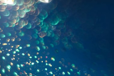 Bir deniz mavisi arka plan üzerinde güzel bokeh.