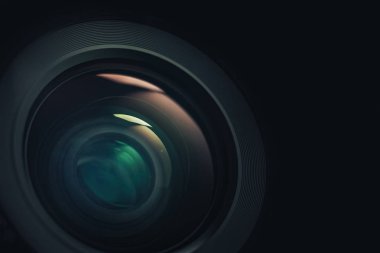 Siyah arka plan güzel kamera lens yakın. Makro görünümü.