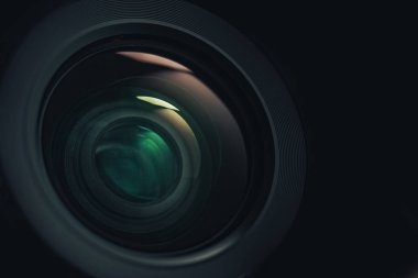 Siyah arka plan güzel kamera lens yakın. Makro görünümü.