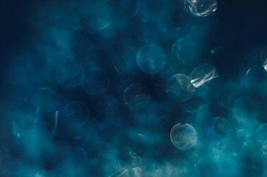 Mavi arka planda güzel soyut bokeh.