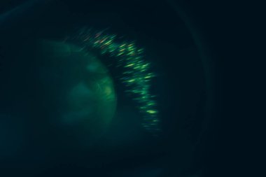 Karanlık bir arka planda camdaki yansımayla güzel bir optik görüş açısını kapat. Makro Görünüm.