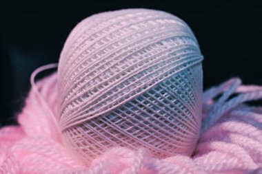 Koyu bir arka planda kırmızı ve mavi ışıkta güzel bir iplik parçasını kapat. Makro Fotoğraf Görünümü.