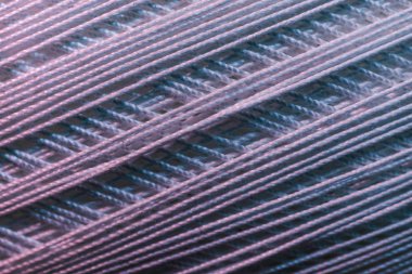 Kırmızı ve mavi ışık arkaplan dokusundaki güzel ipliği kapat. Makro Fotoğraf Görünümü.