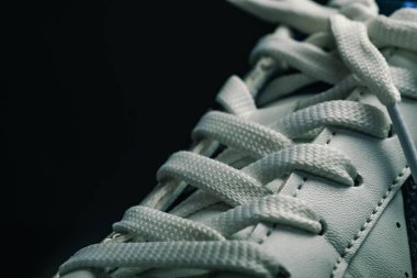 Koyu arkaplan dokusunda güzel beyaz ayakkabılar.. 