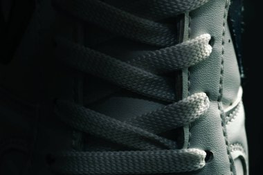 Koyu arkaplan dokusunda güzel beyaz ayakkabılar.. 