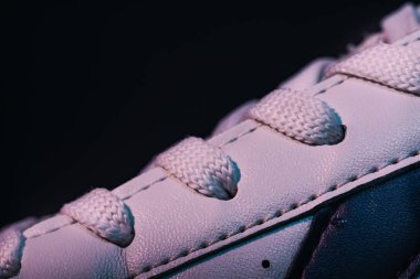 Koyu arkaplan dokusunda güzel beyaz ayakkabılar.. 