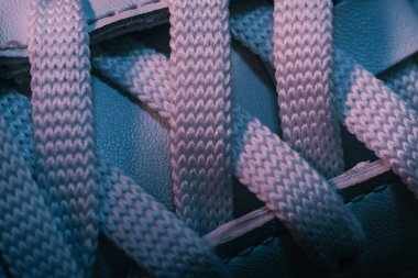 Renkli açık arkaplan desenli güzel beyaz ayakkabıları kapat. Makro fotoğrafçılık görünümü.