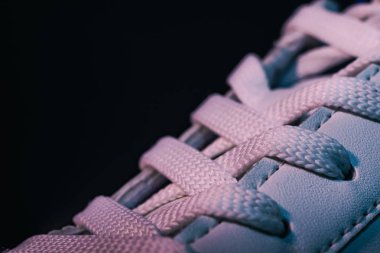 Koyu arkaplan dokusunda güzel beyaz ayakkabılar.. 