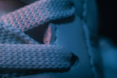 Renkli açık arkaplan desenli güzel beyaz ayakkabıları kapat. Makro fotoğrafçılık görünümü.