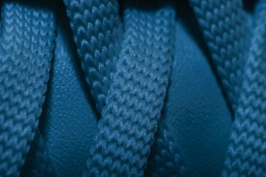 Renkli açık arkaplan desenli güzel beyaz ayakkabıları kapat. Makro fotoğrafçılık görünümü.