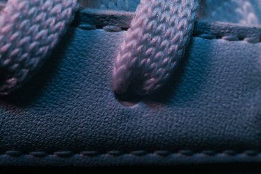 Renkli açık arkaplan desenli güzel beyaz ayakkabıları kapat. Makro fotoğrafçılık görünümü.