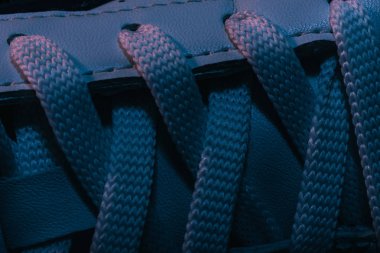 Renkli açık arkaplan desenli güzel beyaz ayakkabıları kapat. Makro fotoğrafçılık görünümü.