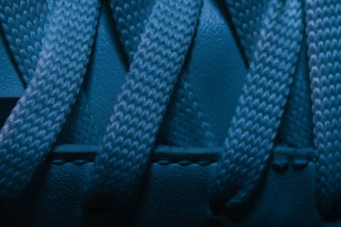 Renkli açık arkaplan desenli güzel beyaz ayakkabıları kapat. Makro fotoğrafçılık görünümü.