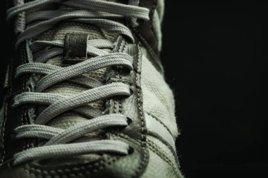 Koyu arkaplan dokusunda güzel beyaz ayakkabılar.. 