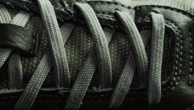 Koyu arkaplan dokusunda güzel beyaz ayakkabılar.. 