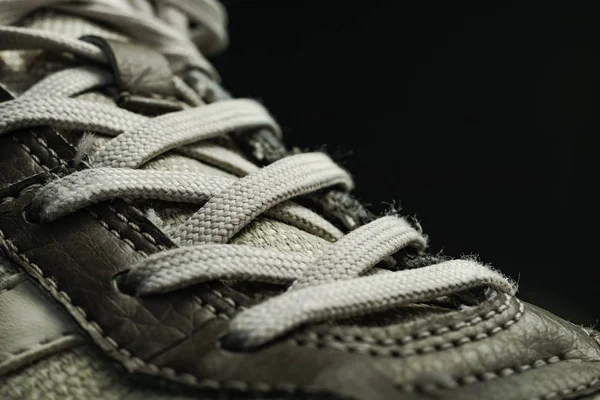 Indah Putih Shoeloces Pada Tekstur Latar Belakang Gelap — Stok Foto