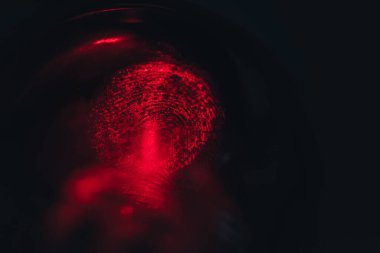 Tasarım için arkaplan dokusundaki güzel kırmızı renkli parmak izini kapat. Makro fotoğrafçılık görünümü.